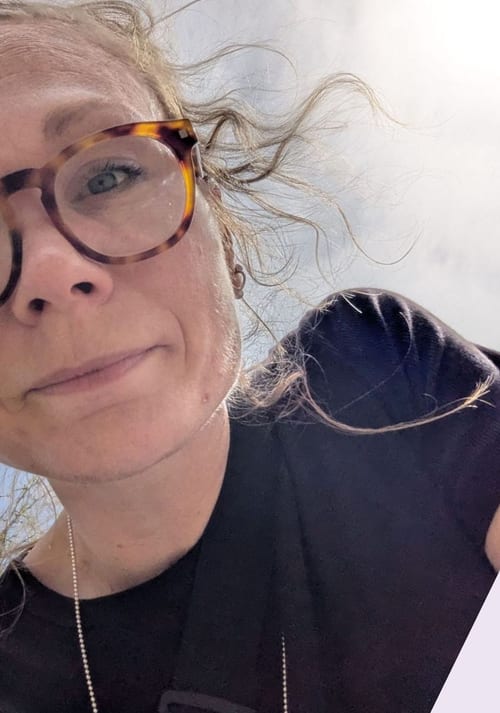 Åse Werner utomhus en vårdag.